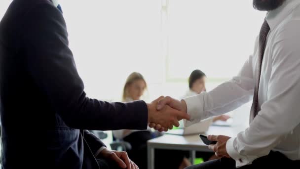 Empresarios estrechando manos.Dos mujeres de negocios están trabajando fondo . — Vídeo de stock