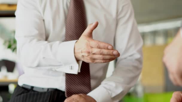 Üzletember ad kezet egy kézfogás, és miután a kéz el oficce. — Stock videók