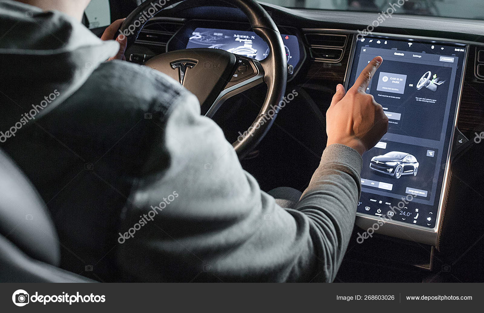 Herunterladen - Im inneren des Tesla-Elektrofahrzeugs. Lenkrad und Displays. Fahrer-Tapps steuern Displays und eingebaute Tablets der neuen Generation von Elektrohybridautos. kyiv, ukraine, f-drive showroom 13 von — Stockbild Innenansicht des Tesla-Elektrofahrzeugs. Lenkrad und Displays — Stockfoto