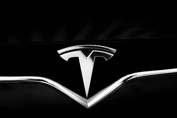 Tesla Emblema en coche negro. Logotipo de plata de primer plano — Foto de Stock