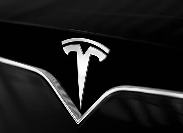 Tesla-Emblem auf schwarzem Auto. Nahaufnahme des silbernen Logos — Stockfoto