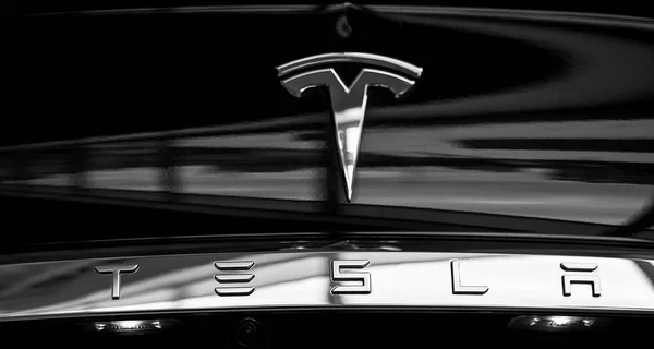 Tesla Emblem em Black Car. Close-Up logotipo de prata — Fotografia de Stock