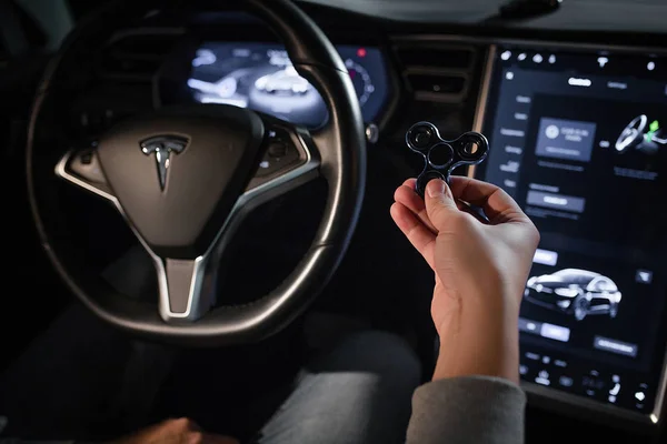 Vista interior do veículo elétrico Tesla. Roda de Sreering e Displays — Fotografia de Stock