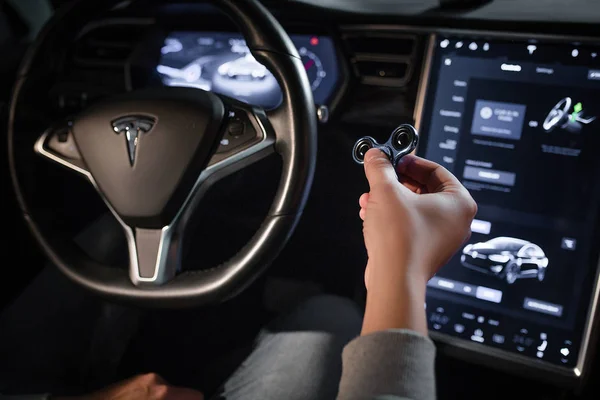Spinner in der Hand des Tesla-Fahrers. Innenansicht eines luxuriösen Elektrofahrzeugs der neuen Generation von elon moschus. kyiv, ukraine, f-drive showroom 13 februar 2018. — Stockbild Innenansicht des Tesla-Elektrofahrzeugs. Lenkrad und Displays — Stockfoto