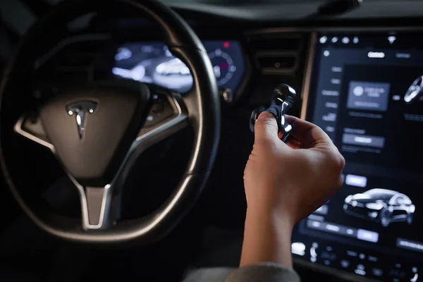 Vista interior del Tesla Electric Vehicle. Rueda Sreering y Pantallas —  Fotos de Stock