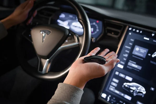 Innenansicht der zeitgenössischen letzten Technologien Tesla-Modell x. Nahaufnahme von Lenkrad und Anzeigen des Autos. Schlüssel an vorderster Front. kyiv, ukraine, f-drive showroom 13 februar 2018. — Stockbild Innenansicht des Tesla-Elektrofahrzeugs. Lenkrad und Displays — Stockfoto