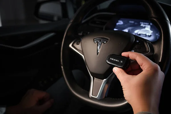 Vista interior del Tesla Electric Vehicle. Rueda Sreering y Pantallas —  Fotos de Stock