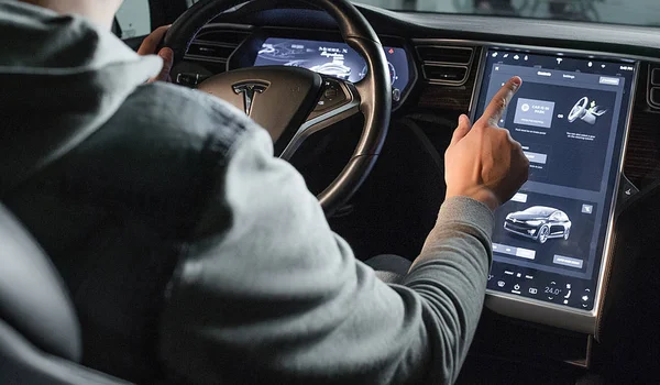 Innenansicht des Tesla-Elektrofahrzeugs. Lenkrad und Displays — Stockfoto