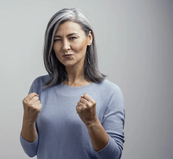 Mulher asiática bonita celebra sua vitória. Retrato — Fotografia de Stock