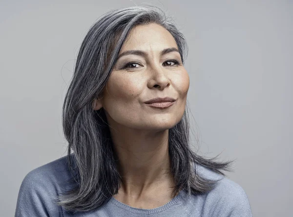 Encantadora mulher madura asiática sorri para a câmera — Fotografia de Stock