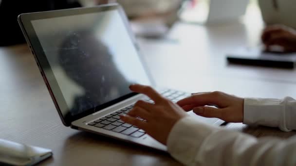 Woman uses laptop in office — Stock Video