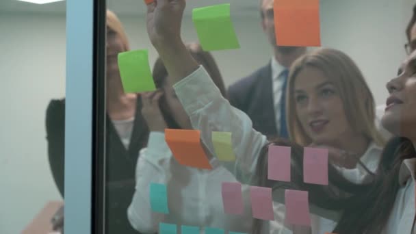 Equipo de negocios con lluvia de ideas en la oficina — Vídeo de stock