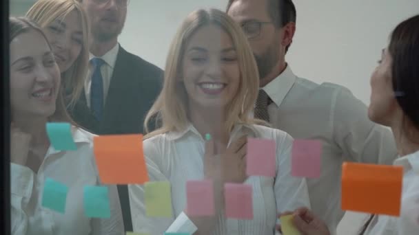Equipo de negocios con lluvia de ideas en la oficina — Vídeos de Stock