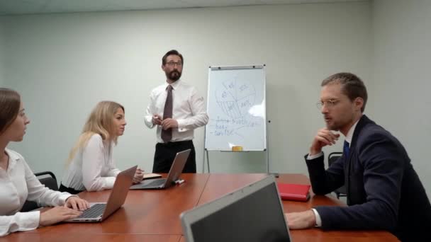 Лидер бизнеса объясняет своей команде новую стратегию — стоковое видео