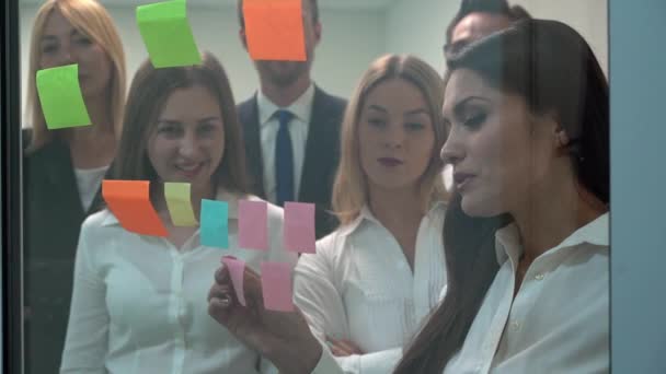 Geschäftsteam diskutiert Arbeitsaufgaben gemeinsam im Büro — Stockvideo
