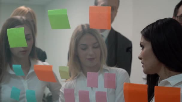 Бізнес команда обговорює робочі завдання разом в офісі — стокове відео