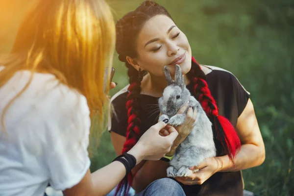 Mujer madura con Konekalons rojo Huggs un conejo en la naturaleza — Foto de Stock