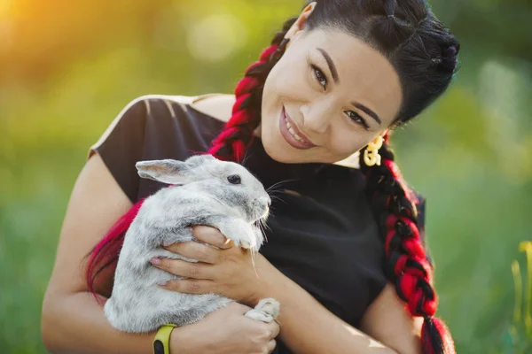 Mujer madura con Konekalons rojo Huggs un conejo en la naturaleza — Foto de Stock