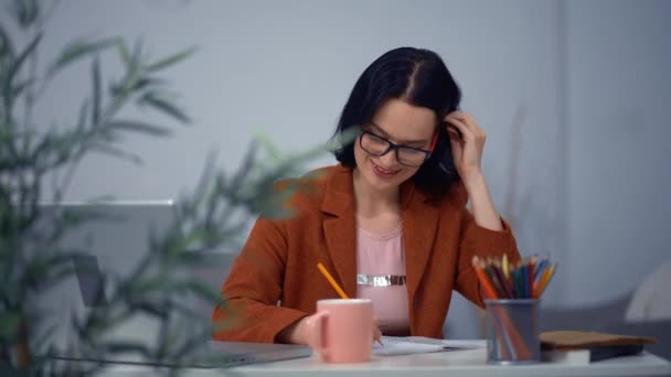 Mädchen Zeichnung Schema der Geschäftsstrategie auf bequemen Arbeitsplatz im Büro. — Stockvideo