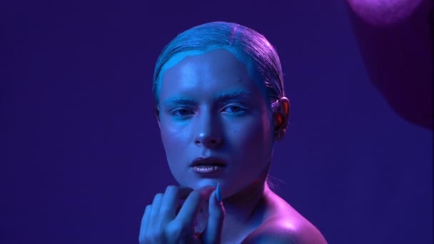 Krásný ženský model pózový v modrém a růžovém světle neonové světlo ve studiu — Stock video