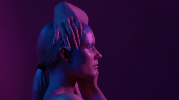 Красивая женская модель позирует в сине-розовом неоновом свете в студии — стоковое видео