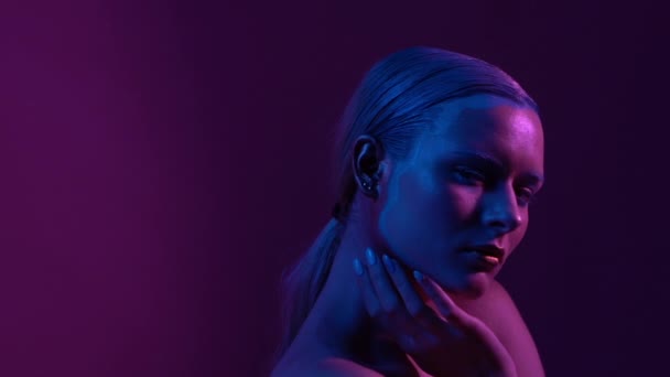 スタジオで青とピンクのネオンライトでポーズ美しい女性モデル — ストック動画