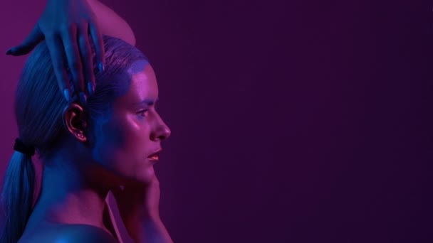 Modelo feminino bonita posando em luz de néon azul e rosa em estúdio — Vídeo de Stock