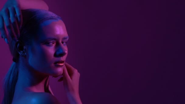 Mooie vrouwelijke model poseren in blauw en roze neon licht in Studio — Stockvideo