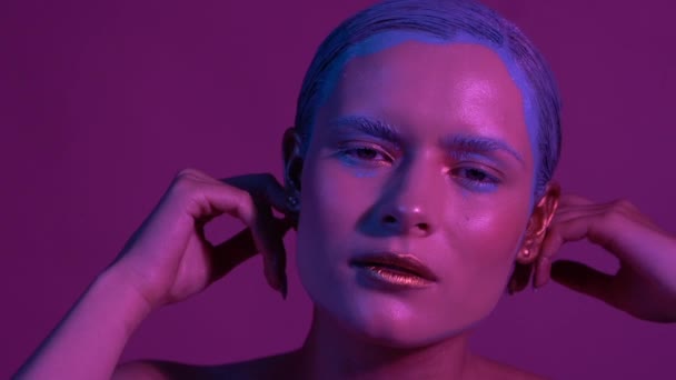 Modelo feminino bonita posando em luz de néon azul e rosa em estúdio — Vídeo de Stock