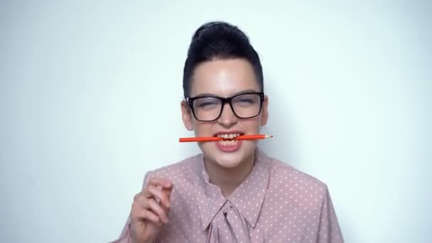 Mulher sorridente bonita com pele limpa e maquiagem natural — Vídeo de Stock