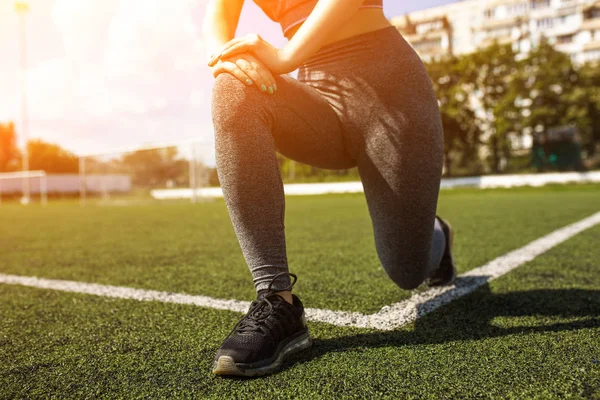 Jong sportief meisje met krullend kapsel op zomer stadion — Stockfoto