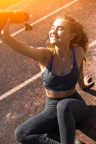 Jong sportief meisje met krullend kapsel op stadion — Stockfoto