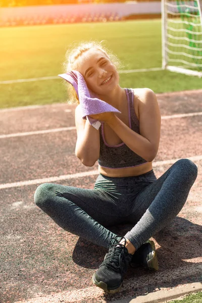 Fiatal sportos lány göndör frizurával a stadionban — Stock Fotó