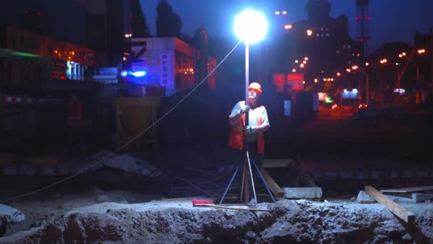 Bouwplaats van Shulyavskiy Bridge in Kiev, Oekraïne. Werknemers bouwen 's nachts in LED-verlichting. — Stockvideo