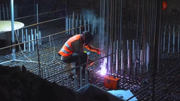 Construction site of Shulyavskiy bridge in Kyiv, Ukraine. Workers construct at night in led lights. — Stock Video