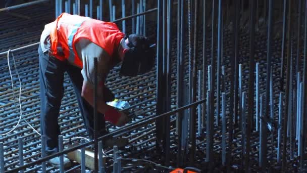 Строительство Шулявского моста в Киеве, Украина. Рабочие строят ночью в светофоре . — стоковое видео