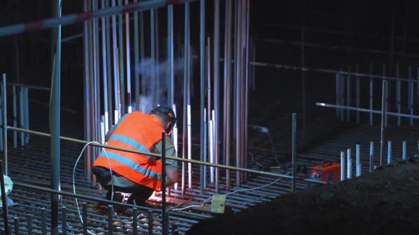 Construção da ponte Shulyavskiy em Kiev, Ucrânia. Trabalhadores constroem à noite em luzes led . — Vídeo de Stock