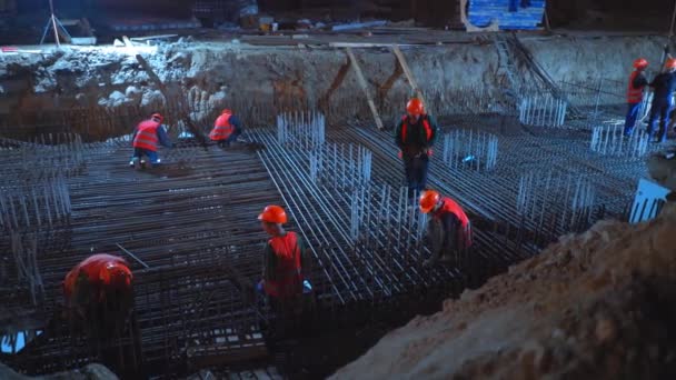 Construção da ponte Shulyavskiy em Kiev, Ucrânia. Trabalhadores constroem à noite em luzes led . — Vídeo de Stock