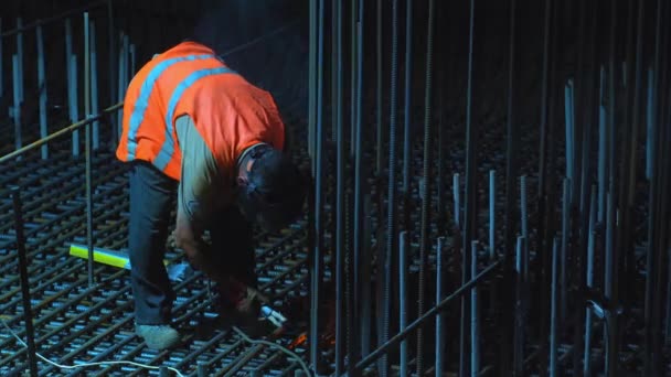 Строительство Шулявского моста в Киеве, Украина. Рабочие строят ночью в светофоре . — стоковое видео