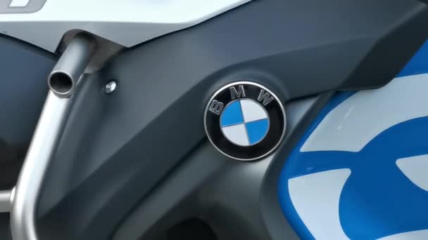 BMW logo på sport bike R 1200 GS — Stockvideo