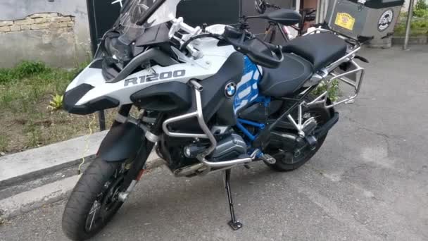 Bicicleta de esporte estacionada BMW R 1200 GS perto do edifício — Vídeo de Stock