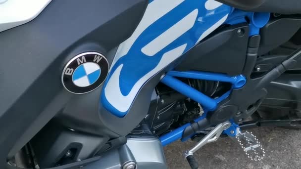 Pedalen en logo van BMW Sport Bike — Stockvideo