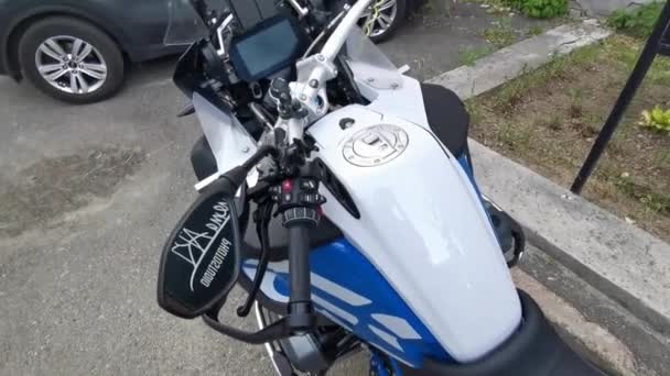 Bmw logolu spor motocycle Yakıt tankı — Stok video