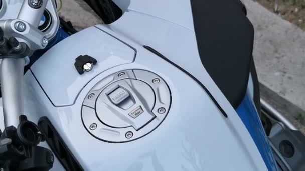 Tanque de combustible de motocicleta deportiva con logotipo de BMW — Vídeo de stock