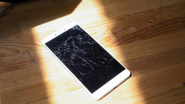 Xiaomi MI Max teléfono roto con fracturas brillantes desde la perspectiva izquierda — Foto de Stock