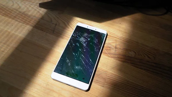 Xiaomi MI Max broken phone with dark dialing menu on display — Stock Photo, Image