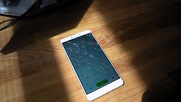 Xiaomi MI Max telefone quebrado com menu de discagem brigth em exibição — Fotografia de Stock