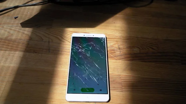 Xiaomi MI Max broken phone between two shadows with dialing menu on display — Stock Photo, Image