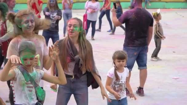 Boldog lányok hűtés ki Holi fesztivál — Stock videók