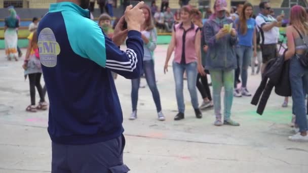 Homem tirando fotos de crianças no festival holi — Vídeo de Stock